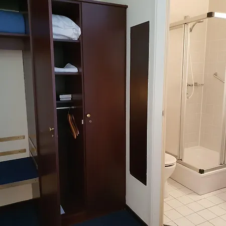 놀 인 엇보스 4*