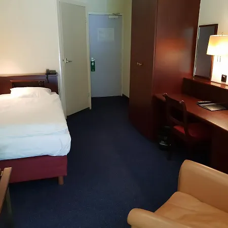 Nol In 't Bosch Hotell 4*